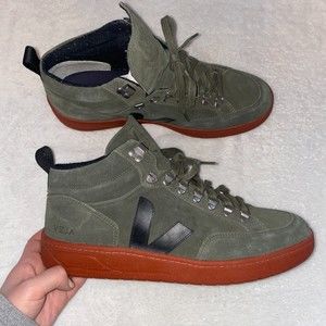 Veja mens roraima suede lace up sneakers green/olive  size 11.5